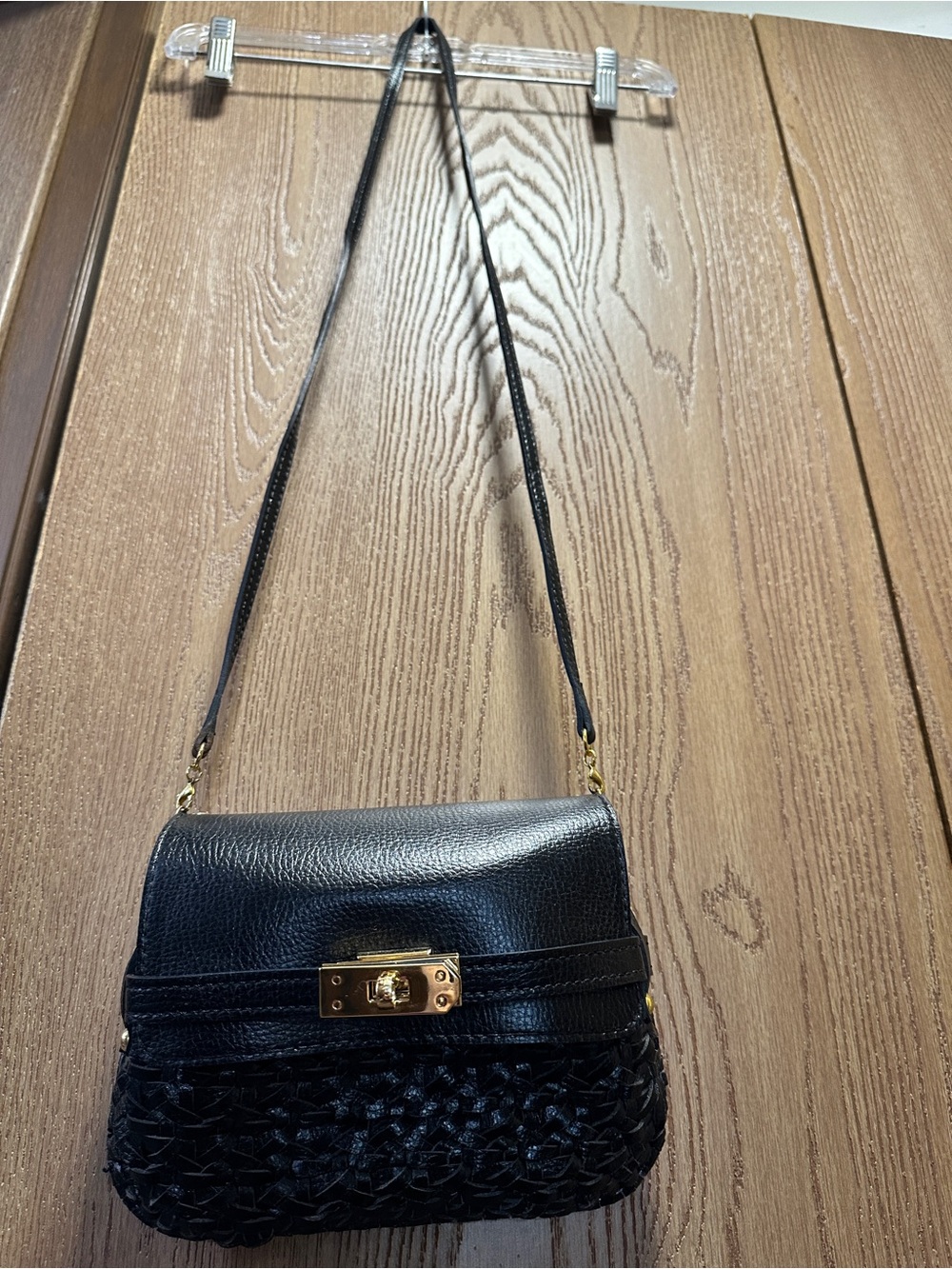 Serpui Black Woven Leather Crossbody bag with Gold Turn-Lock - Picture 4 of 15